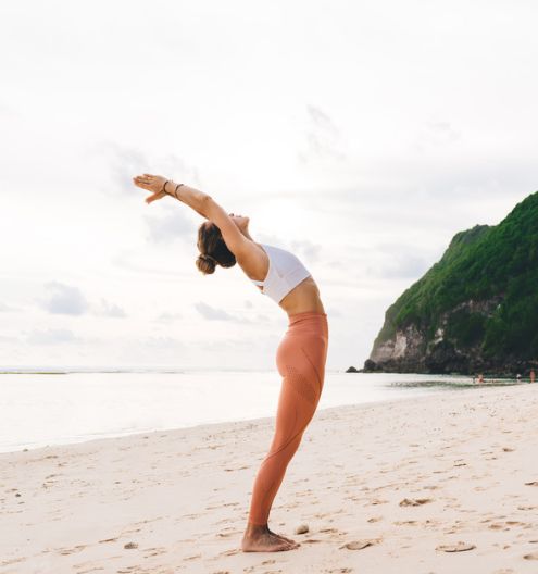 Urdhva hastasana palmiye ağacı pozu